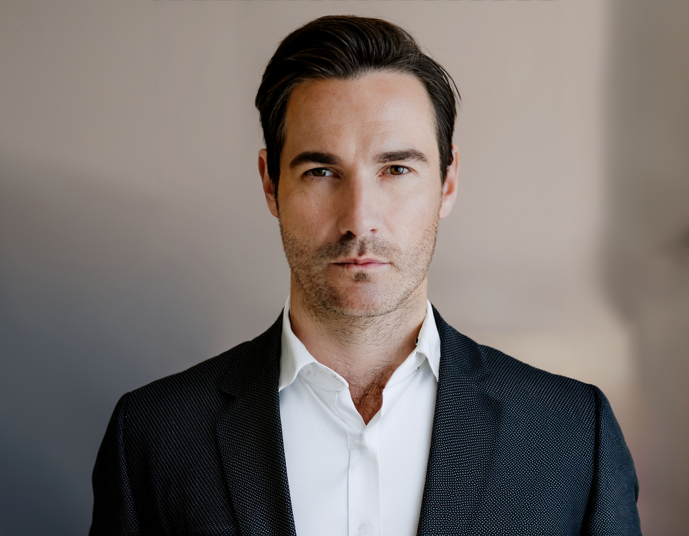 Personenfoto von Lars Becker in einem professionellen und einladenden Umfeld